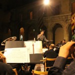 El concert començava al Palau Comtal de Cocentaina amb "Fanfàrria de Llúria", la primera de les quatre estrenes de la nit. Aquesta peça pertany al director i compositor contestà Francisco Valor Llorens, i està basada en la marxa "Cavallers de Llúria", del mateix autor. Gabri Francés, integrant de la colla, demostrà la seua destresa recitant un apassionat poema inclòs a la composició. Tot seguit, es presentà com a nou membre del Mal Passet a Àlvaro Sellés Jordà, percussionista que entrarà a formar part de la colla. La Colla Mal Passet enceta els Moros i Cristians de Cocentaina amb el XII Concert de Festes