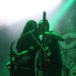 La bona música ens va assolir des de ben prompte. Les portes s’obriren a les 19h, i els primers assistents van poder gaudir d’una bona sessió de Santy Mataix a l’escenari de La Fresca FM, on el pop, rock, reggae i rap tenien la veu dominant, com ja ens mostrà a la darrera edició del Viña Rock.Bostok foren els primers en obrir la tanda de concerts a l’escenari principal fent sonar el seu metal alternatiu tan característic. Els castelluts, que s’obrin camí al panorama musical amb el seu primer CD Land of Fire, encetaren la nit d’una forma molt enèrgica i brutal. D’entre el seu repertori sonaren cançons pròpies com “Damnation” o “In the Shadows”, que inclús alguns dels assistents es van atrevir a corejar, i alguna versió com el conegut tema “Bodies” de Drowning Pool. Castalla es vesteix de rock en la segona edició del festival