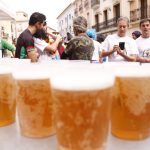 La cursa esportiva, que va comptar amb la participació d'unes 60 persones, es basava a córrer 2 kilòmetres, i beure altres 2 litres de cervesa. El recorregut estava distribuït en 3 voltes pels carrers del Centre Històric de Castalla: després de cadascuna, els participants havien de prendre una pinta de cervesa per tal d'emprendre la següent carrera.Aquesta iniciativa, organitzada per l'equip d'En Ruta, i amb la col·laboració de la Taberna de Kike i Cuca, va despertar la faceta més original dels participants, ja que molts d'ells decidiren córrer disfressats d'atletes ben peculiars, amb faldes hawaianes, o caracteritzats com algun personatge animat, com ara, els coneguts Minions. Festa i esport a Castalla durant la primera edició del Birratló