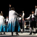Amb totes les butaques ocupades del Teatro Río d'Ibi, començava l'espectacle de música i dansa "Botifarra a Banda". Un "show" que ha portat a Pep Gimeno i la seua rondalla a recórrer bona part dels nostres pobles, tocant amb algunes de les nostres millors bandes. 'Botifarra a Banda' posa dempeus el Teatro Río d'Ibi
