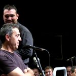 Amb totes les butaques ocupades del Teatro Río d'Ibi, començava l'espectacle de música i dansa "Botifarra a Banda". Un "show" que ha portat a Pep Gimeno i la seua rondalla a recórrer bona part dels nostres pobles, tocant amb algunes de les nostres millors bandes. 'Botifarra a Banda' posa dempeus el Teatro Río d'Ibi
