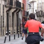 La cursa esportiva, que va comptar amb la participació d'unes 60 persones, es basava a córrer 2 kilòmetres, i beure altres 2 litres de cervesa. El recorregut estava distribuït en 3 voltes pels carrers del Centre Històric de Castalla: després de cadascuna, els participants havien de prendre una pinta de cervesa per tal d'emprendre la següent carrera.Aquesta iniciativa, organitzada per l'equip d'En Ruta, i amb la col·laboració de la Taberna de Kike i Cuca, va despertar la faceta més original dels participants, ja que molts d'ells decidiren córrer disfressats d'atletes ben peculiars, amb faldes hawaianes, o caracteritzats com algun personatge animat, com ara, els coneguts Minions. Festa i esport a Castalla durant la primera edició del Birratló