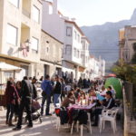 Aquesta nova edició del mercat es mantingué fidel a l'essència i el caràcter assolit durant els seus dos anys d'existència: com sempre, els assistents trobaren productes de temporada, ecològics, artesanals i de la persona productora a la consumidora, com ara formatges, roba i complements manufacturats, ornamentació nadalenca o literatura valenciana.Dani Miquel, el Cantacançons més conegut al País Valencià, junt amb l'acompanyament de Josep Alcover a l'acordió i el trombó, foren els encarregats de posar les notes de música i il·lusió a l'aniversari. Les seues cançons, que originen somriures allà on sonen, aconseguiren entusiasmar menuts i grans. Dani Miquel posa la música al segon aniversari del Mercat de La Foradà