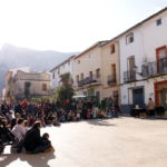 Aquesta nova edició del mercat es mantingué fidel a l'essència i el caràcter assolit durant els seus dos anys d'existència: com sempre, els assistents trobaren productes de temporada, ecològics, artesanals i de la persona productora a la consumidora, com ara formatges, roba i complements manufacturats, ornamentació nadalenca o literatura valenciana.Dani Miquel, el Cantacançons més conegut al País Valencià, junt amb l'acompanyament de Josep Alcover a l'acordió i el trombó, foren els encarregats de posar les notes de música i il·lusió a l'aniversari. Les seues cançons, que originen somriures allà on sonen, aconseguiren entusiasmar menuts i grans. Dani Miquel posa la música al segon aniversari del Mercat de La Foradà