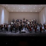 Sota la batuta del socarrat Iñaki Lecumberri com a director assistent, la JOGV inicià el concert amb l'Obertura en Re major "a l'estil italià", del compositor austríac Franz Schubert. Seguidament, Gjorgi Dimčevski, el concertino convidat per a l'ocasió, s'afegí a la plantilla per interpretar dues peces magistrals. En primer lloc, sonà la rapsòdia de concert per a violí i orquestra Tzigane, del compositor francés Maurice Ravel. L'obra "Tzigane", tal com indica el seu nom, tracta de retractar l'escena de la improvisació gitana. La primera part de l'espectacle finalitzà amb Introducció i Rondó capritxós, de Camille Saint-Saëns, un obra en la qual resulta evident un profund coneixement i domini de la tècnica del violí. La Jove Orquestra de la Generalitat Valenciana enceta l'any musical a l'Auditori de la Vila Joiosa