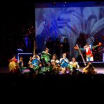 L'espectacle, amb música d'Obrint Pas, The Killers, Coldplay, El Diluvi o Jaume Sisa entre d'altres, representà el procés d'elecció de la mascota per a la pròxima trobada. Xavi Sarrià i Miquel Gironés, ex-membres d'Obrint Pas, pogueren gaudir en directe d'un musical que, en part, s'inspirava en les seues lletres. 'Un riu de gent pel valencià' desborda la presentació de la Trobada a Montaverner