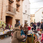 La jornada de Pasqua començava a les 10.00 hores amb una excursió a càrrec d'Antoni Orengo fins a la Font del Cossiol. Durant la caminada, i de la mà d'Orengo, poguérem conéixer les plantes més belles i aptes per a la jardineria del nostre territori. Ens parlà dels seus usos tradicionals, sobre com les podem reproduir a casa i quina és la millor època per començar a cultivar-les. Una visió molt interessant i encertada per crear jardins més arrelats a la nostra terra i més respectuosos amb el medi ambient. Un cop finalitzada l'excursió, els qui es quedaren amb ganes de saber-ne més pogueren assistir a la presentació del seu llibre "Herbari Bell del País Valencià" al Bar de Margarida. El Mercat de Margarida enceta la temporada amb un exitós Diumenge de Pasqua