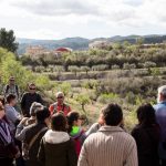 La jornada de Pasqua començava a les 10.00 hores amb una excursió a càrrec d'Antoni Orengo fins a la Font del Cossiol. Durant la caminada, i de la mà d'Orengo, poguérem conéixer les plantes més belles i aptes per a la jardineria del nostre territori. Ens parlà dels seus usos tradicionals, sobre com les podem reproduir a casa i quina és la millor època per començar a cultivar-les. Una visió molt interessant i encertada per crear jardins més arrelats a la nostra terra i més respectuosos amb el medi ambient. Un cop finalitzada l'excursió, els qui es quedaren amb ganes de saber-ne més pogueren assistir a la presentació del seu llibre "Herbari Bell del País Valencià" al Bar de Margarida. El Mercat de Margarida enceta la temporada amb un exitós Diumenge de Pasqua