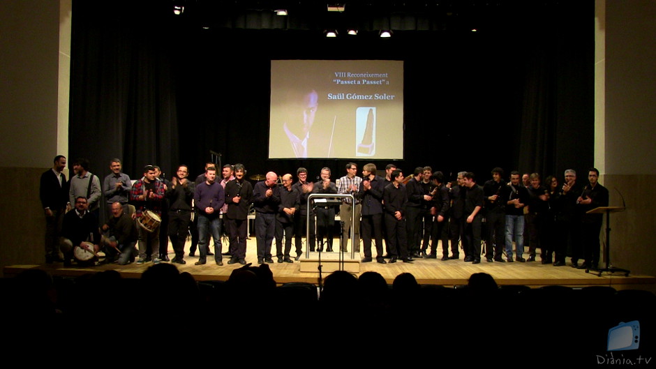 El passat dissabte 12 de març se celebrà la dotzena edició del Festival de Colles al Teular de Cocentaina, aquesta vegada sense cap colla convidada, ja que la vetlada musical fou un homenatge al compositor Saül Gómez Soler, on únicament s'interpretaren obres seues. 2 Saül Gómez Soler Mal Passet La Colla Ontinyent Reconeixement Passet a Passet