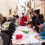 La jornada de Pasqua començava a les 10.00 hores amb una excursió a càrrec d'Antoni Orengo fins a la Font del Cossiol. Durant la caminada, i de la mà d'Orengo, poguérem conéixer les plantes més belles i aptes per a la jardineria del nostre territori. Ens parlà dels seus usos tradicionals, sobre com les podem reproduir a casa i quina és la millor època per començar a cultivar-les. Una visió molt interessant i encertada per crear jardins més arrelats a la nostra terra i més respectuosos amb el medi ambient. Un cop finalitzada l'excursió, els qui es quedaren amb ganes de saber-ne més pogueren assistir a la presentació del seu llibre "Herbari Bell del País Valencià" al Bar de Margarida. El Mercat de Margarida enceta la temporada amb un exitós Diumenge de Pasqua