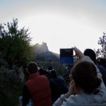 La jornada s'inicià amb una excursió per a tota la família guiada per Antoni Orengo, on poguérem reconéixer una gran diversitat de plantes autòctones, així com els seus usos i particularitats més curioses. Finalitzada l'excursió, alguns caminants decidiren pujar fins al paratge de la Cova del Frare, d'altres, inclús, s'animaren a visitar La Foradà. A més a més, Orengo oferí una xarrada-presentació al voltant del seu llibre sobre etnobotànica "Herbari bell del País Valencià". L'Alineació Solar de la Foradà es consolida com a atractiu turístic a la Vall de Gallinera