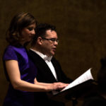 El concert, que va tindre lloc a l'Auditori de la Diputació d'Alacant (ADDA), era un homenatge a Immaculada Tomás, subdirectora de CulturArts Música, que va faltar el passat mes de juny. L'acte comptà, a més, amb la participació del Cor de la Generalitat Valenciana i de tres cantants lírics, elements musicals ben distingits en la consecució d'ambdues peces. El contestà Iñaki Lecumberri dirigeix la JOGV amb l'estrena de 'Noches Blancas'