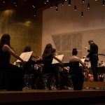 El concert, que va tindre lloc a l'Auditori de la Diputació d'Alacant (ADDA), era un homenatge a Immaculada Tomás, subdirectora de CulturArts Música, que va faltar el passat mes de juny. L'acte comptà, a més, amb la participació del Cor de la Generalitat Valenciana i de tres cantants lírics, elements musicals ben distingits en la consecució d'ambdues peces. El contestà Iñaki Lecumberri dirigeix la JOGV amb l'estrena de 'Noches Blancas'