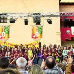 La jornada per la llengua començà al matí amb un passacarrers a càrrec de la Colla de dolçaines i tabals La Xafigà de Muro, que celebrava el 25é aniversari del seu naixement. Després d'un emotiu manifest per part dels alumnes a la Plaça del Matzem, va tindre lloc la descoberta de la manisa commemorativa d'aquesta edició de la Trobada, que tornava a Muro després de vint anys. Tot seguit, una globotada confeccionada a tall de senyera, ressonà per cada indret de la plaça, i donà el tret de sortida a les activitats esportives per a totes i tots. Els joves assistents gaudiren ballant Zumba en clau valenciana de la mà del ballet d'Elena Tudela i Mapi Moltó a l'escenari principal, tot i que les xiquetes i xiquets també pogueren jugar a Pilota Valenciana, futbol, hoquei o tenis. Com a iniciativa artística, cal destacar la pintada de barracons al CEIP El Bracal, a càrrec de joves grafiters, dels mestres i dels alumnes. Tots junts reivindiquen "Un cole nou". La Trobada a Muro aplega 10.000 persones per l'ensenyament en valencià a l'Alcoià-Comtat