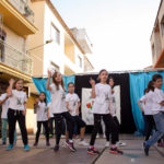 Una multitudinària cercavila, amb gegants, cabuts i les mascotes de la XXIX Trobada al capdavant, inaugurà oficialment els tallers i les activitats lúdiques organitzades pels centres educatius de La Vall, les diverses entitats, associacions i, per descomptat, cadascun dels 34 pobles que formen la comarca. Sota el lema 'Un País d'Escoles', mestres, pares i alumnes marxaren junts per reivindicar l'estima pel valencià, i el seu ús en la totalitat dels àmbits de la vida diària. No debades, la tasca dels docents esdevé bàsica "per fer escola", però sobretot "per ensenyar i educar els ciutadans del futur". 'Un país d'escoles' que camina cap a la normalització