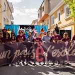 Una multitudinària cercavila, amb gegants, cabuts i les mascotes de la XXIX Trobada al capdavant, inaugurà oficialment els tallers i les activitats lúdiques organitzades pels centres educatius de La Vall, les diverses entitats, associacions i, per descomptat, cadascun dels 34 pobles que formen la comarca. Sota el lema 'Un País d'Escoles', mestres, pares i alumnes marxaren junts per reivindicar l'estima pel valencià, i el seu ús en la totalitat dels àmbits de la vida diària. No debades, la tasca dels docents esdevé bàsica "per fer escola", però sobretot "per ensenyar i educar els ciutadans del futur". 'Un país d'escoles' que camina cap a la normalització