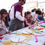 Una multitudinària cercavila, amb gegants, cabuts i les mascotes de la XXIX Trobada al capdavant, inaugurà oficialment els tallers i les activitats lúdiques organitzades pels centres educatius de La Vall, les diverses entitats, associacions i, per descomptat, cadascun dels 34 pobles que formen la comarca. Sota el lema 'Un País d'Escoles', mestres, pares i alumnes marxaren junts per reivindicar l'estima pel valencià, i el seu ús en la totalitat dels àmbits de la vida diària. No debades, la tasca dels docents esdevé bàsica "per fer escola", però sobretot "per ensenyar i educar els ciutadans del futur". 'Un país d'escoles' que camina cap a la normalització