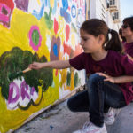 La jornada per la llengua començà al matí amb un passacarrers a càrrec de la Colla de dolçaines i tabals La Xafigà de Muro, que celebrava el 25é aniversari del seu naixement. Després d'un emotiu manifest per part dels alumnes a la Plaça del Matzem, va tindre lloc la descoberta de la manisa commemorativa d'aquesta edició de la Trobada, que tornava a Muro després de vint anys. Tot seguit, una globotada confeccionada a tall de senyera, ressonà per cada indret de la plaça, i donà el tret de sortida a les activitats esportives per a totes i tots. Els joves assistents gaudiren ballant Zumba en clau valenciana de la mà del ballet d'Elena Tudela i Mapi Moltó a l'escenari principal, tot i que les xiquetes i xiquets també pogueren jugar a Pilota Valenciana, futbol, hoquei o tenis. Com a iniciativa artística, cal destacar la pintada de barracons al CEIP El Bracal, a càrrec de joves grafiters, dels mestres i dels alumnes. Tots junts reivindiquen "Un cole nou". La Trobada a Muro aplega 10.000 persones per l'ensenyament en valencià a l'Alcoià-Comtat