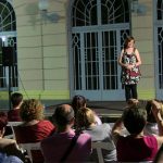 El pati de la Casa de Cultura de Xàtiva va viure, el passat divendres 3 de juny, la primera de les tres nits del cicle de recitals "Xàtiva a cau d'orella", de la mà de l'ontinyentina Almudena Francés i el seu espectacle "Això ací no passa...no passa ni poc!". Almudena Francés enceta el cicle de recitals "Xàtiva a cau d'orella"