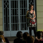 El pati de la Casa de Cultura de Xàtiva va viure, el passat divendres 3 de juny, la primera de les tres nits del cicle de recitals "Xàtiva a cau d'orella", de la mà de l'ontinyentina Almudena Francés i el seu espectacle "Això ací no passa...no passa ni poc!". Almudena Francés enceta el cicle de recitals "Xàtiva a cau d'orella"