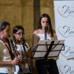 Recomanats pels professors de música, amics, coneguts o antics alumnes, tot un seguit de joves estudiants i interessats en l'àmbit de la música simfònica s'han donat cita a Cocentaina (Comtat) per gaudir de l'experiència SENT-ME durant una setmana. Procedents dels arxipèlags Canari i Balear, Catalunya, Múrcia, València o Alacant entre d'altres, els alumnes han tingut l'oportunitat de participar en activitats ben diverses i adquirir coneixements tècnics i humanístics per créixer com a músics, però també com a persones. No debades, la superació, el respecte, la reflexió i la convivència han estat els pilars fonamentals d'un festival-curs musical molt innovador.Durant la vesprada de dilluns els participants del SENT-ME varen conéixer la plantilla de professors que, durant els pròxims dies, contribuirien al seu enriquiment musical i personal. Al capdavant de l'equip, Ignacio García Vidal, organitzador del simposi, director d'orquestra, musicòleg i Doctor en Didàctica de la Direcció Musical, va estar l'encarregat de les classes de direcció musical. El contestà Jaume Llinares i l'albanés Darling Dyle assumiren la formació dels joves violins del SENT-ME; Francisco Serra, procedent del conservatori de Villena, la de les violes; Verónica Rubio i l'andalús Bruno Reyes, donaren les classes de violoncel i contrabaix respectivament. La formació dels alumnes amb instruments de vent fusta fou a càrrec de Pablo Sagredo, al capdavant de les flautes, Cayetano Castaño, amb els oboès, Eduardo Bernabeu, amb els clarinets i, finalment, Airam Déniz amb els saxos. Pel que fa al vent metall, Jesús Sánchez, Josep Olcina i Jaume Gavilán abordaren l'aprenentatge de les trompes, trompetes i trombons. Cal destacar, a més, l'especialitat d'ensenyament en música de cambra, a càrrec de la violinista internacional Anna Korpalska. Com no podia ser d'altra forma, aquest simposi també contemplà un espai per als alumnes més menuts, amb edats compreses entre els 4 i 8 anys. El "SENT-MET" va estar coordinat per Elena Huidobro, professora de piano i titulada superior en Pedagogia Musical, qui assegurà que la música esdevé fonamental per al desenvolupament personal i l'aprenentatge en la infància.Així les coses, l'Orquestra de Professors feu gala del seu talent al concert inaugural del SENT-ME, que va tindre lloc a l'escenari del Palau Comtal de Cocentaina la nit de dilluns. Tots junts, i amb la col·laboració de Rob Rowley amb les narracions, interpretaren una selecció del cèlebre "Sueño de una noche de verano" de Mendelssohn, una composició inspirada als textos literaris de William Shakespeare. 'SENT-ME', una setmana de música i germanor a Cocentaina