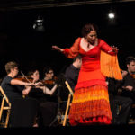 Recomanats pels professors de música, amics, coneguts o antics alumnes, tot un seguit de joves estudiants i interessats en l'àmbit de la música simfònica s'han donat cita a Cocentaina (Comtat) per gaudir de l'experiència SENT-ME durant una setmana. Procedents dels arxipèlags Canari i Balear, Catalunya, Múrcia, València o Alacant entre d'altres, els alumnes han tingut l'oportunitat de participar en activitats ben diverses i adquirir coneixements tècnics i humanístics per créixer com a músics, però també com a persones. No debades, la superació, el respecte, la reflexió i la convivència han estat els pilars fonamentals d'un festival-curs musical molt innovador.Durant la vesprada de dilluns els participants del SENT-ME varen conéixer la plantilla de professors que, durant els pròxims dies, contribuirien al seu enriquiment musical i personal. Al capdavant de l'equip, Ignacio García Vidal, organitzador del simposi, director d'orquestra, musicòleg i Doctor en Didàctica de la Direcció Musical, va estar l'encarregat de les classes de direcció musical. El contestà Jaume Llinares i l'albanés Darling Dyle assumiren la formació dels joves violins del SENT-ME; Francisco Serra, procedent del conservatori de Villena, la de les violes; Verónica Rubio i l'andalús Bruno Reyes, donaren les classes de violoncel i contrabaix respectivament. La formació dels alumnes amb instruments de vent fusta fou a càrrec de Pablo Sagredo, al capdavant de les flautes, Cayetano Castaño, amb els oboès, Eduardo Bernabeu, amb els clarinets i, finalment, Airam Déniz amb els saxos. Pel que fa al vent metall, Jesús Sánchez, Josep Olcina i Jaume Gavilán abordaren l'aprenentatge de les trompes, trompetes i trombons. Cal destacar, a més, l'especialitat d'ensenyament en música de cambra, a càrrec de la violinista internacional Anna Korpalska. Com no podia ser d'altra forma, aquest simposi també contemplà un espai per als alumnes més menuts, amb edats compreses entre els 4 i 8 anys. El "SENT-MET" va estar coordinat per Elena Huidobro, professora de piano i titulada superior en Pedagogia Musical, qui assegurà que la música esdevé fonamental per al desenvolupament personal i l'aprenentatge en la infància.Així les coses, l'Orquestra de Professors feu gala del seu talent al concert inaugural del SENT-ME, que va tindre lloc a l'escenari del Palau Comtal de Cocentaina la nit de dilluns. Tots junts, i amb la col·laboració de Rob Rowley amb les narracions, interpretaren una selecció del cèlebre "Sueño de una noche de verano" de Mendelssohn, una composició inspirada als textos literaris de William Shakespeare. 'SENT-ME', una setmana de música i germanor a Cocentaina