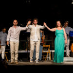 Recomanats pels professors de música, amics, coneguts o antics alumnes, tot un seguit de joves estudiants i interessats en l'àmbit de la música simfònica s'han donat cita a Cocentaina (Comtat) per gaudir de l'experiència SENT-ME durant una setmana. Procedents dels arxipèlags Canari i Balear, Catalunya, Múrcia, València o Alacant entre d'altres, els alumnes han tingut l'oportunitat de participar en activitats ben diverses i adquirir coneixements tècnics i humanístics per créixer com a músics, però també com a persones. No debades, la superació, el respecte, la reflexió i la convivència han estat els pilars fonamentals d'un festival-curs musical molt innovador.Durant la vesprada de dilluns els participants del SENT-ME varen conéixer la plantilla de professors que, durant els pròxims dies, contribuirien al seu enriquiment musical i personal. Al capdavant de l'equip, Ignacio García Vidal, organitzador del simposi, director d'orquestra, musicòleg i Doctor en Didàctica de la Direcció Musical, va estar l'encarregat de les classes de direcció musical. El contestà Jaume Llinares i l'albanés Darling Dyle assumiren la formació dels joves violins del SENT-ME; Francisco Serra, procedent del conservatori de Villena, la de les violes; Verónica Rubio i l'andalús Bruno Reyes, donaren les classes de violoncel i contrabaix respectivament. La formació dels alumnes amb instruments de vent fusta fou a càrrec de Pablo Sagredo, al capdavant de les flautes, Cayetano Castaño, amb els oboès, Eduardo Bernabeu, amb els clarinets i, finalment, Airam Déniz amb els saxos. Pel que fa al vent metall, Jesús Sánchez, Josep Olcina i Jaume Gavilán abordaren l'aprenentatge de les trompes, trompetes i trombons. Cal destacar, a més, l'especialitat d'ensenyament en música de cambra, a càrrec de la violinista internacional Anna Korpalska. Com no podia ser d'altra forma, aquest simposi també contemplà un espai per als alumnes més menuts, amb edats compreses entre els 4 i 8 anys. El "SENT-MET" va estar coordinat per Elena Huidobro, professora de piano i titulada superior en Pedagogia Musical, qui assegurà que la música esdevé fonamental per al desenvolupament personal i l'aprenentatge en la infància.Així les coses, l'Orquestra de Professors feu gala del seu talent al concert inaugural del SENT-ME, que va tindre lloc a l'escenari del Palau Comtal de Cocentaina la nit de dilluns. Tots junts, i amb la col·laboració de Rob Rowley amb les narracions, interpretaren una selecció del cèlebre "Sueño de una noche de verano" de Mendelssohn, una composició inspirada als textos literaris de William Shakespeare. 'SENT-ME', una setmana de música i germanor a Cocentaina