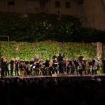 El concert començava al Palau Comtal de Cocentaina amb “Fanfàrria Mudèjar”, l’estrena absoluta de la nit, del director i compositor contestà Francisco Valor Llorens. Aquesta peça, que acompanyarà al boato del capità moro dels mudèjars durant les pròximes festes, incloïa uns emotius versos que Hipòlit Soriano dedica a son pare en l’any de capitania. Tot seguit, es presentà com a nou membre del Mal Passet a Andreu Garrido Pérez, dolçainer que passà a formar part de la colla. La Colla Mal Passet enceta el cicle de música festera al Palau Comtal de Cocentaina