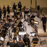 El concert començava al Palau Comtal de Cocentaina amb “Fanfàrria Mudèjar”, l’estrena absoluta de la nit, del director i compositor contestà Francisco Valor Llorens. Aquesta peça, que acompanyarà al boato del capità moro dels mudèjars durant les pròximes festes, incloïa uns emotius versos que Hipòlit Soriano dedica a son pare en l’any de capitania. Tot seguit, es presentà com a nou membre del Mal Passet a Andreu Garrido Pérez, dolçainer que passà a formar part de la colla. La Colla Mal Passet enceta el cicle de música festera al Palau Comtal de Cocentaina