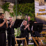 El concert començava al Palau Comtal de Cocentaina amb “Fanfàrria Mudèjar”, l’estrena absoluta de la nit, del director i compositor contestà Francisco Valor Llorens. Aquesta peça, que acompanyarà al boato del capità moro dels mudèjars durant les pròximes festes, incloïa uns emotius versos que Hipòlit Soriano dedica a son pare en l’any de capitania. Tot seguit, es presentà com a nou membre del Mal Passet a Andreu Garrido Pérez, dolçainer que passà a formar part de la colla. La Colla Mal Passet enceta el cicle de música festera al Palau Comtal de Cocentaina