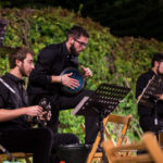 El concert començava al Palau Comtal de Cocentaina amb “Fanfàrria Mudèjar”, l’estrena absoluta de la nit, del director i compositor contestà Francisco Valor Llorens. Aquesta peça, que acompanyarà al boato del capità moro dels mudèjars durant les pròximes festes, incloïa uns emotius versos que Hipòlit Soriano dedica a son pare en l’any de capitania. Tot seguit, es presentà com a nou membre del Mal Passet a Andreu Garrido Pérez, dolçainer que passà a formar part de la colla. La Colla Mal Passet enceta el cicle de música festera al Palau Comtal de Cocentaina