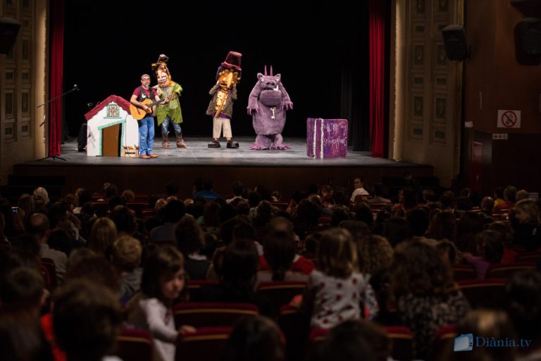Els espantacriatures valencians reuneixen més de tres-centes persones al Teatre Principal d’Alcoi
