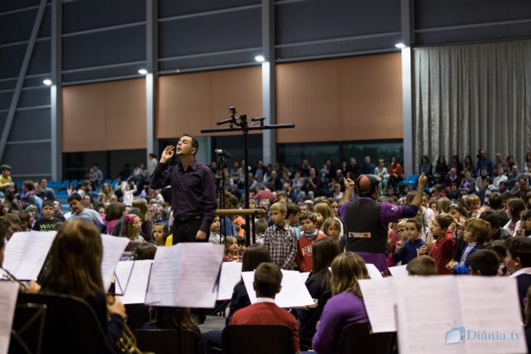 Les ‘Musiqueries Simfòniques’ de Dani Miquel inunden el pavelló esportiu de Bocairent