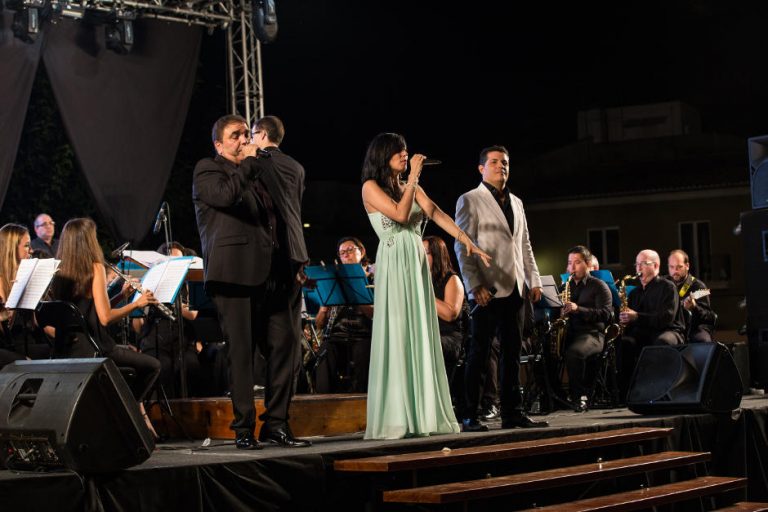 Societat Artística Musical de Benifaió – Un Beso y una Flor (Nino Bravo)