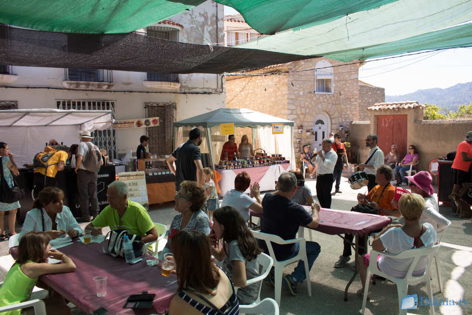 LA FESTA DE LA CIRERA és un dels esdeveniments més esperats a la Vall de Gallinera. Es realitza cada any en un dels 8 pobles de la vall, de forma alternativa, durant el primer o segon cap de setmana de juny. La Festa de la Cirera - La Vall de Gallinera