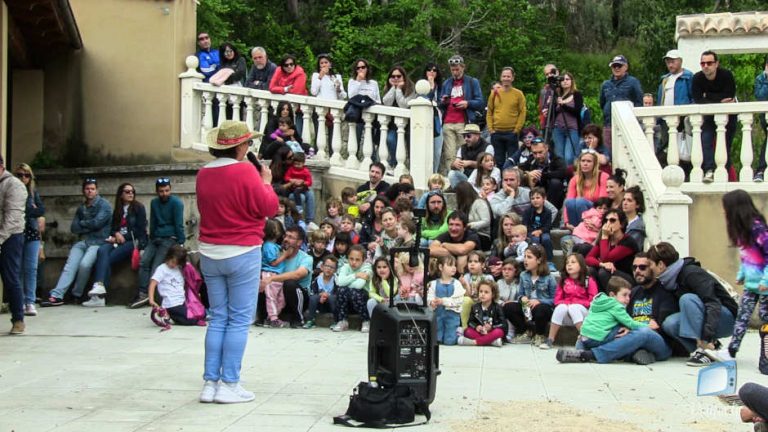 La sisena Trobada de Contacontes diverteix menuts i grans en Penàguila