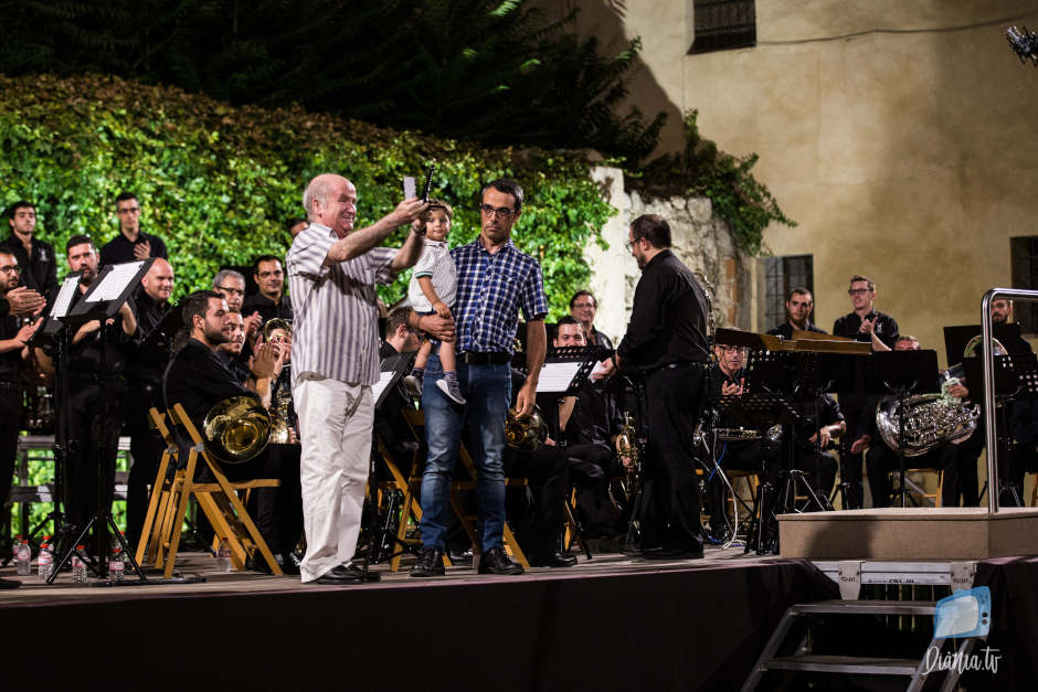 A la XVI edició del concert de festes, que anualment ofereix la Colla Mal Passet de Cocentaina, es barrejaren de nou els sons de les noves i avantguardistes peces arranjades per a dolçaines i tabals amb les melodies insígnia de la música festera. La cita fou a benefici del projecte de caritat del centenari del Miracle de la Mare de Déu. La Colla Mal Passet anuncia els Moros i Cristians de Cocentaina al ritme de dolçaina i tabal