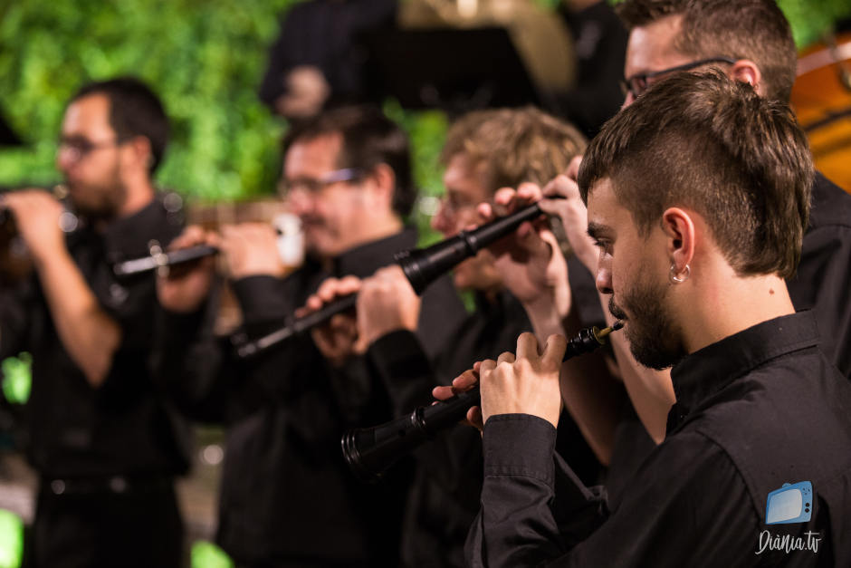 A la XVI edició del concert de festes, que anualment ofereix la Colla Mal Passet de Cocentaina, es barrejaren de nou els sons de les noves i avantguardistes peces arranjades per a dolçaines i tabals amb les melodies insígnia de la música festera. La cita fou a benefici del projecte de caritat del centenari del Miracle de la Mare de Déu. XVI Concert de Festes Mal Passet