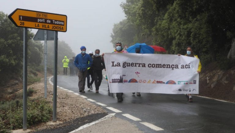 La pluja no atura la reivindicació antimilitarista a la serra d’Aitana