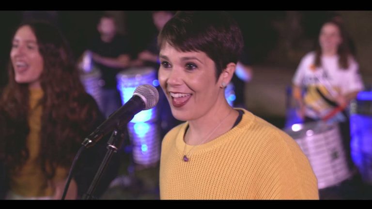 Baketà canta «Nova Estació» amb Mireia Vives