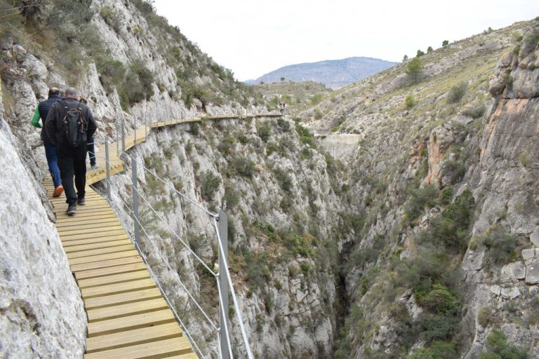 Inauguren una ruta de vertigen pel Pantà de Relleu
