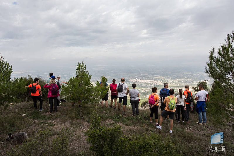 Senderisme Entre Muntanyes 2022 tornarà a reforçar els lligams entre les comarques de l'Alcoià, El Comtat i la Vall d'Albaida, endinsant-nos i gaudint dels paratges que tenim a un tir de pedra. Però, a més, les rutes permeten conéixer també la nostra història –amb la ruta al jaciment del Puig a Alcoi, la senda dels ibers a Alfafara o la ruta pels senders històrics de Bocairent; passejar a la vora dels rius i fonts, conéixer el patrimoni, les construccions i els oficis tradicionals –rutes vinculades als molins paperers (Banyeres de Mariola), les caves de neu (Agres), la pedra en sec (Llutxent) o els riuraus (Benicolet)–. Senderisme entre Muntanyes