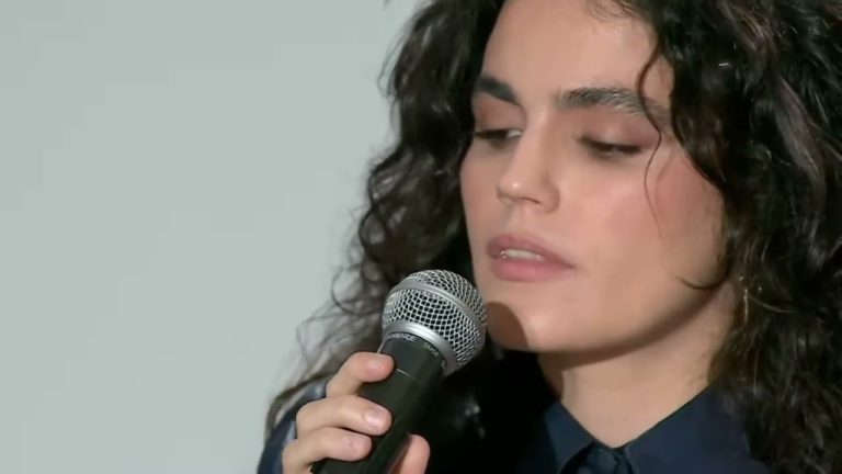 La Maria canta al dol en el funeral de la DANA amb ‘Mon vetlatori’