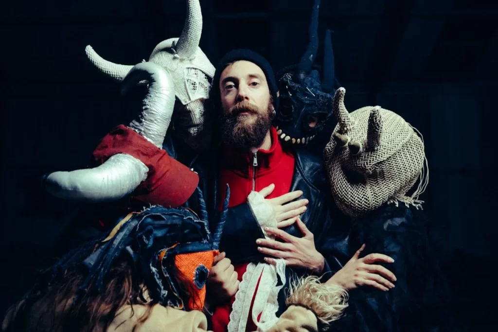 Romàntic Dimoni Primer Moviment